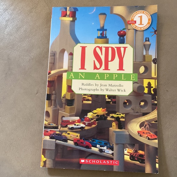 3 I SPY BOOKS, AN APPLE, A BUTTERFLY, A PENGUIN FOR 3-7 yrs old - Picture 2 of 4